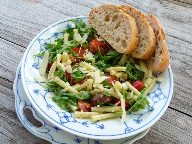 Italiaanse pastasalade met kip en rucola