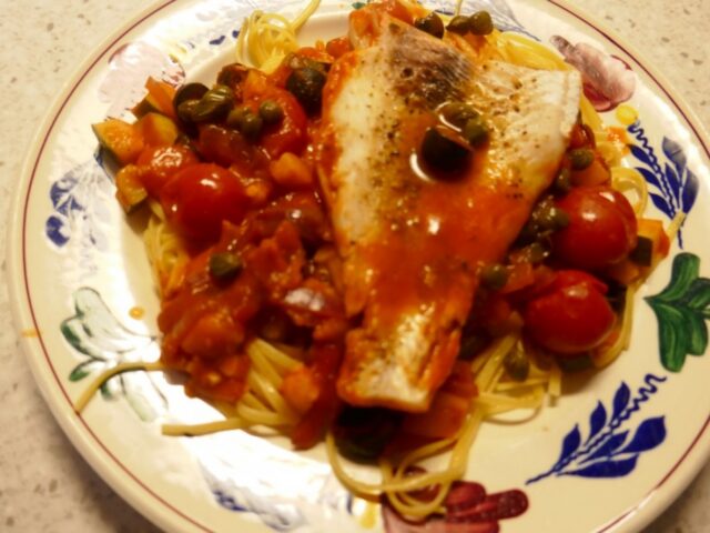 Kabeljauwfilet in Siciliaanse kerstomatensaus