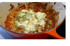 Kip uit de oven in aparte Italiaanse tomatensaus