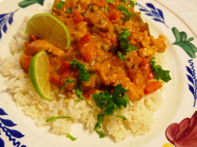 Kleurrijke Curry met kip en groentjes.