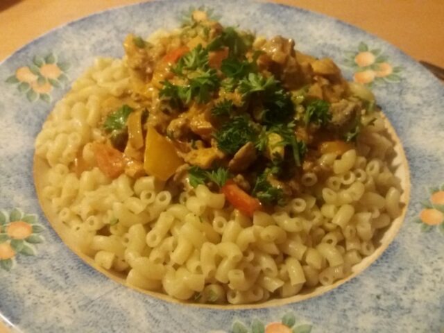 Macaroni stroganoff met gehakt, zonder pakjes of zakjes