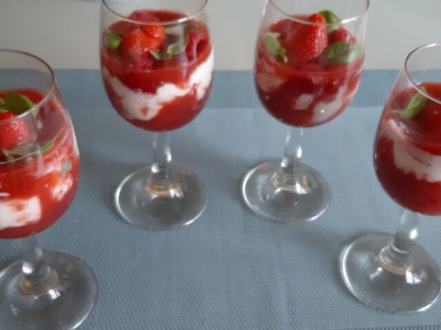 Mascarponecreme met frambozen-aardbeiensaus