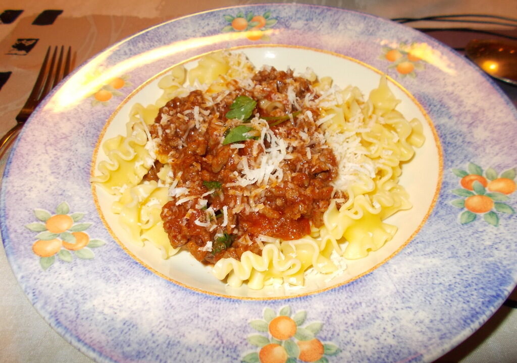Pasta met pittig zoete gehaktsaus, geinspireerd door Nigella Lawson
