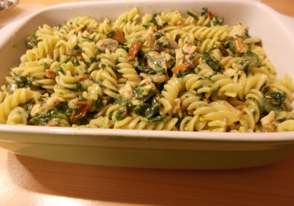 Pasta met warmgerookte zalm, spinazie, champignons en gedroogdde tomaatjes