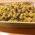 Pasta met warmgerookte zalm, spinazie, champignons en gedroogdde tomaatjes