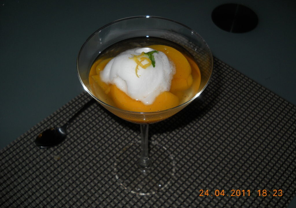 Perziken in limoncello met citroensorbetijs