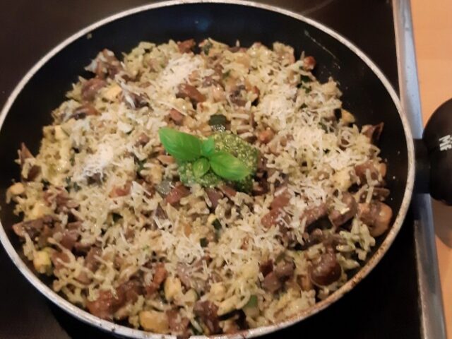 Pestorijst met champignons en courgette