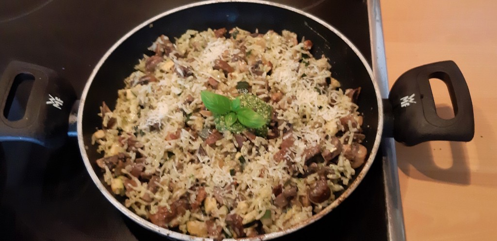 Pestorijst met champignons en courgette