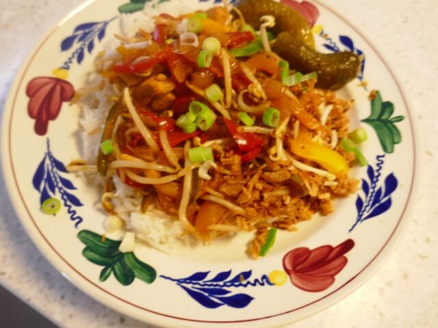 Pikante kip met drie kleuren paprika en taugé uit de wok.