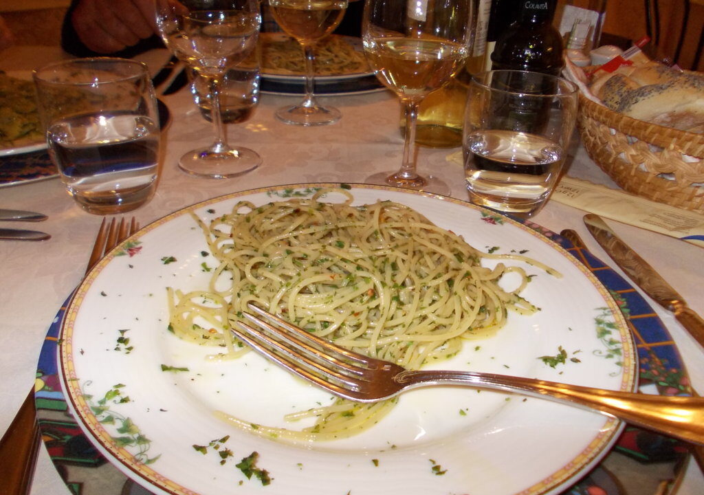 Pittige spaghetti met Spaanse peper, knoflook en pesto