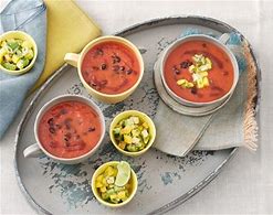 Pittige tomaten-bonensoep met avocado-topping