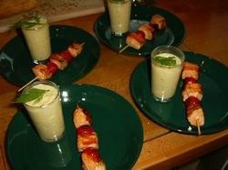 Romige aardappelmousse met zalmspiesjes