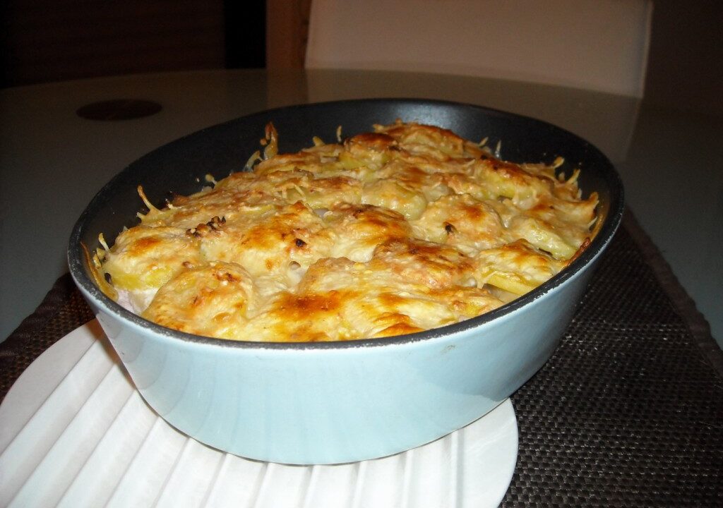 Romige aspergeschotel met ham, kaas en aardappelschijfjes