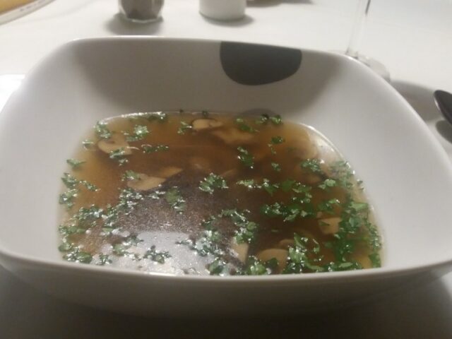 Rozemarijnbouillon met paddenstoelen