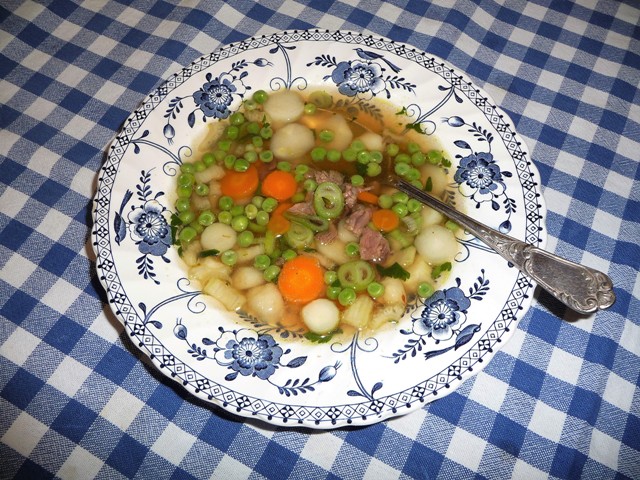 Runderbouillon met lentegroenten
