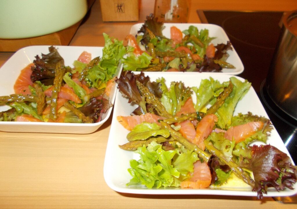 Salade met groene asperges en gerookt zalmhaasje