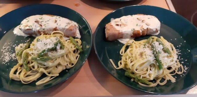 Spaghetti met groene asperges,witte wijn en Parmezaanse kaas