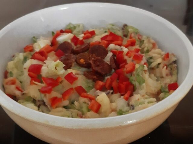 Stamppot andijvie met chorizo, paprika en geitenkaas