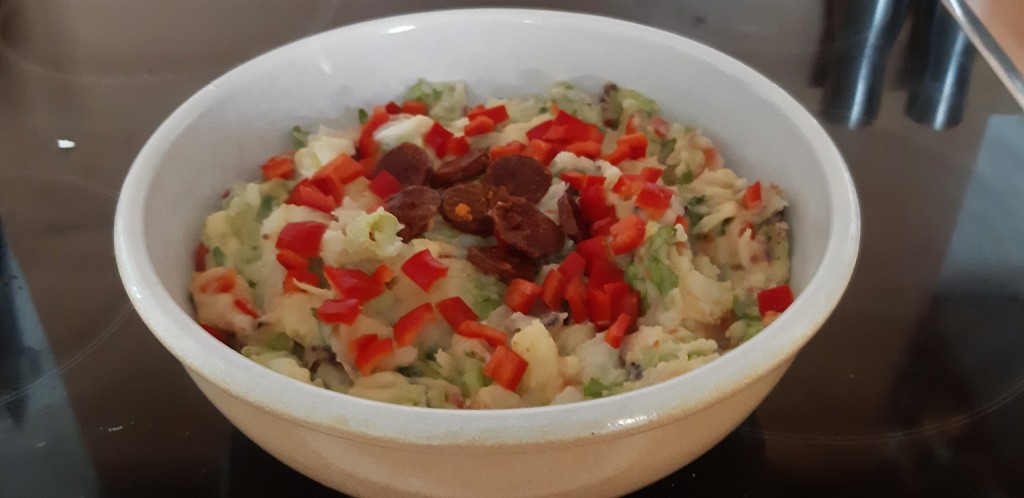 Stamppot andijvie met chorizo, paprika en geitenkaas