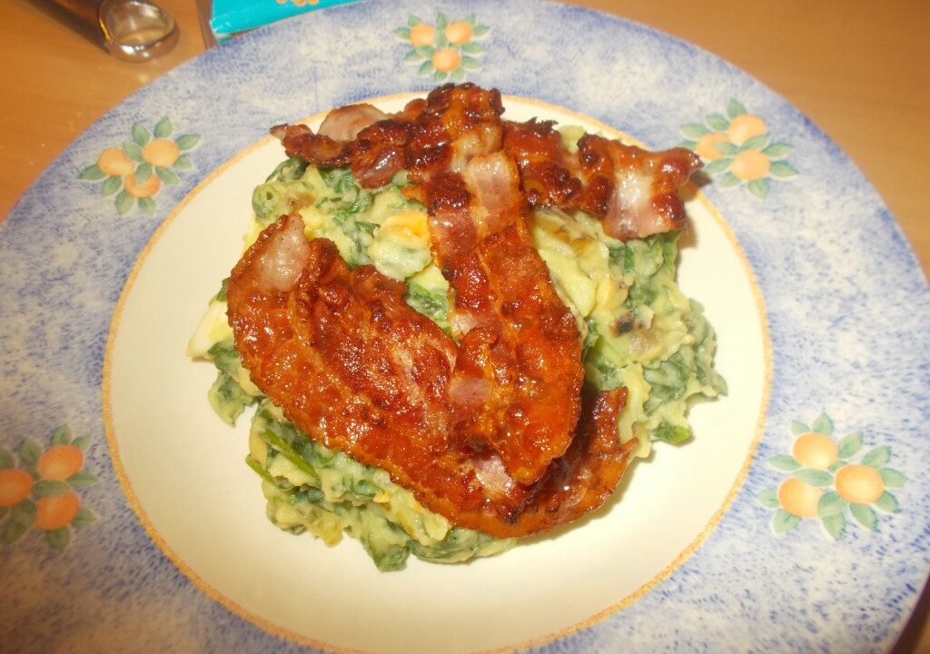 Stamppot wilde spinazie met champignons en ei.