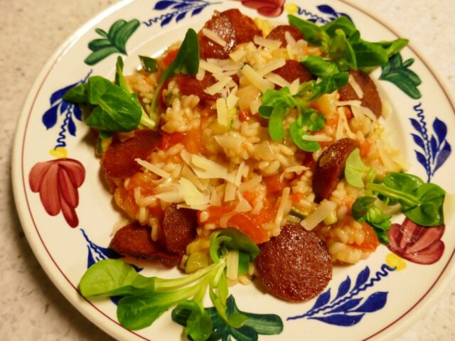 Tomaten Risotto met courgette en salami.