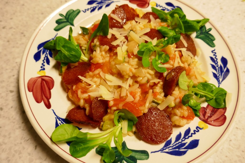 Tomaten Risotto met courgette en salami.