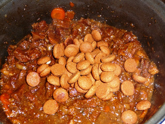 Sinterklaas: Stoofvlees met pepernoten (of kruidnoten)