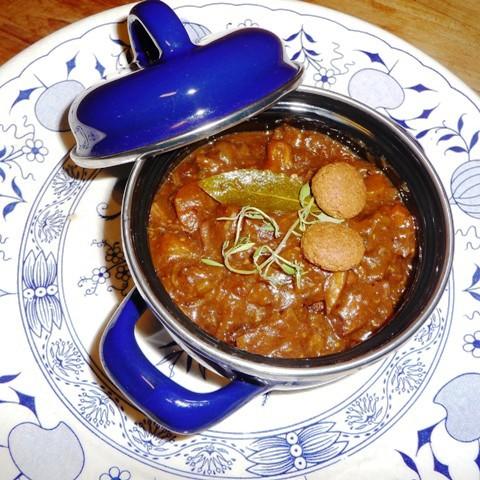 Sinterklaas: Stoofvlees met pepernoten (of kruidnoten)