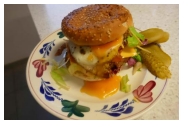 Bacon-Burger….met cheddar en een eitje.