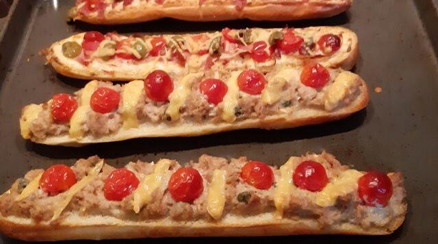 Gevuld stokbrood: 1x met tonijncrème en 1x met (room)kaas en rauwe ham