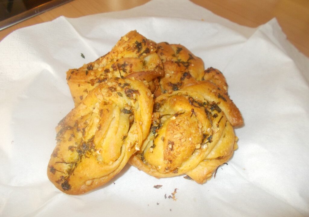 Kaas-knoflookbroodjes van pizzadeeg