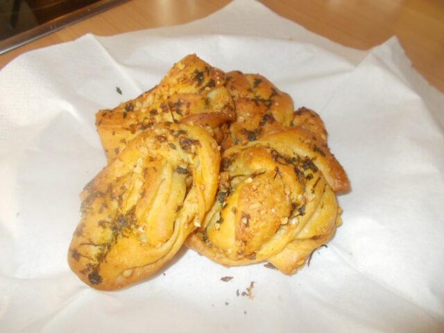 Kaas-knoflookbroodjes van pizzadeeg