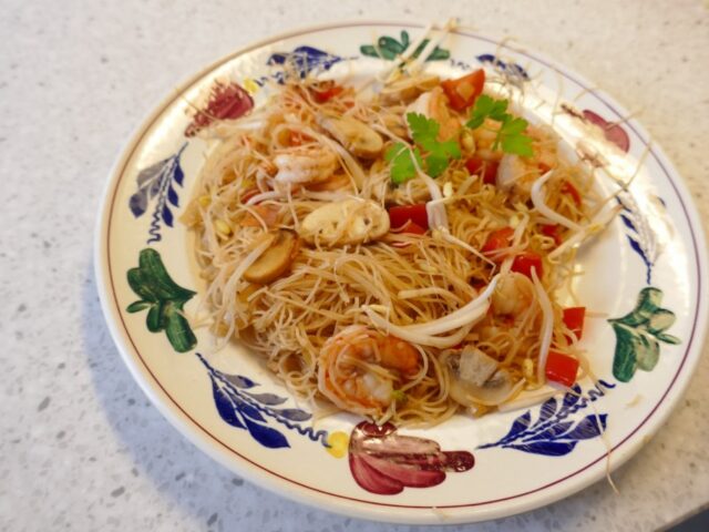Mihoen Singapore met grote garnalen.