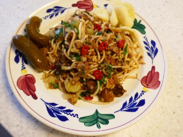 Roerbak met rundergehakt, paksoi en kastanje champignons