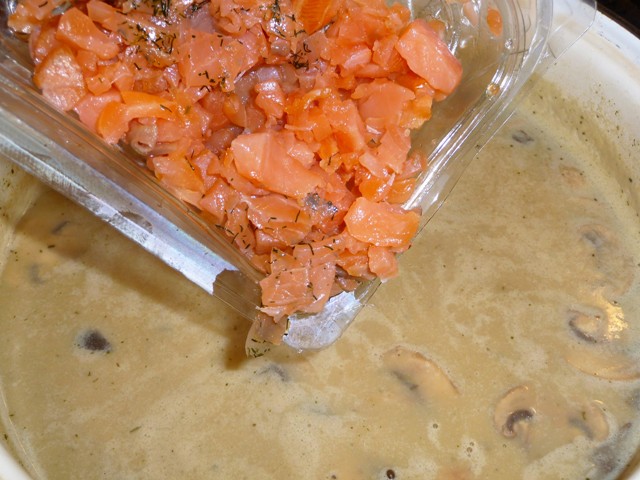 Romige paddenstoelensoep met gerookte zalm