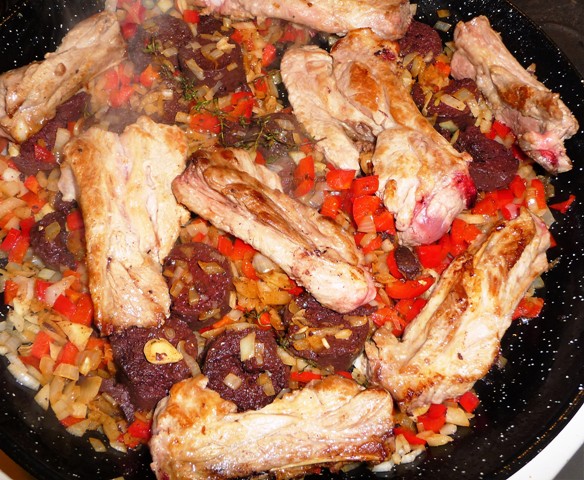 Rijst met spareribs en bloedworst (arroz con costillas y morcilla)