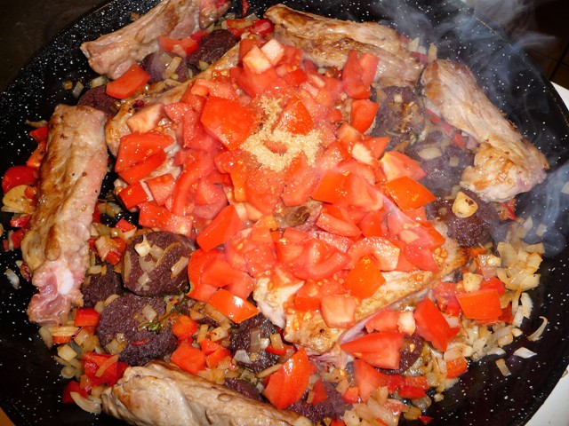 Rijst met spareribs en bloedworst (arroz con costillas y morcilla)
