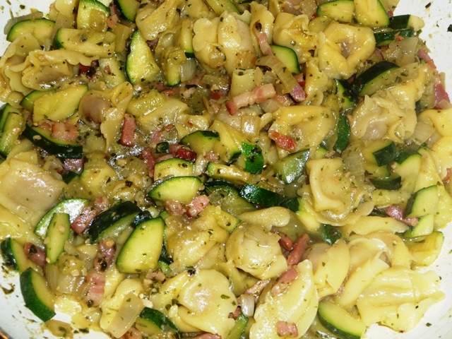 Pasta met spekjes, courgette en groene pesto