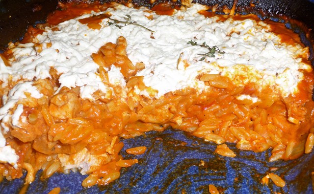 Griekse ovenschotel Giouvetsi met kip en feta