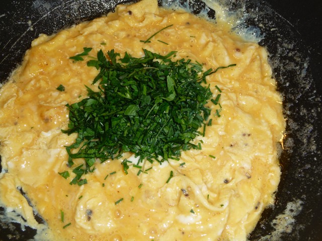 Asperges met roerei, Hollandse garnalen en gerookte zalm