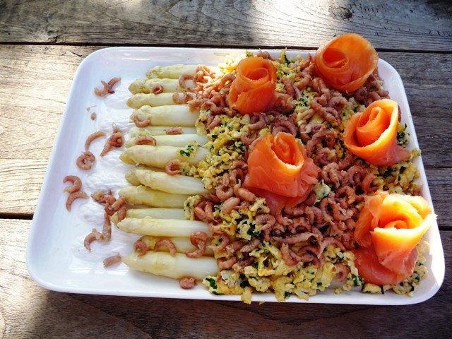Asperges met roerei, Hollandse garnalen en gerookte zalm