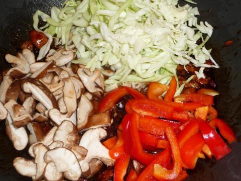 Noedels met geroerbakte groenten en kip in hoisinsaus