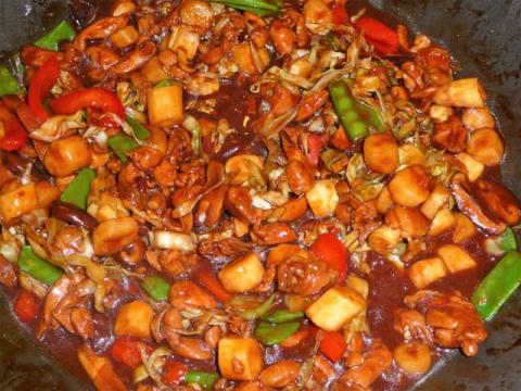 Noedels met geroerbakte groenten en kip in hoisinsaus