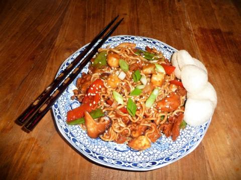Noedels met geroerbakte groenten en kip in hoisinsaus