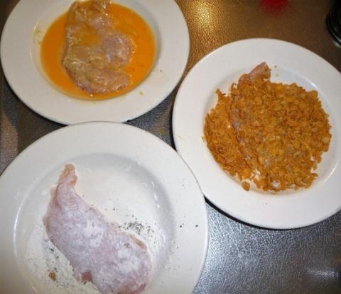 Krokante kipfilet met een laagje van cornflakes