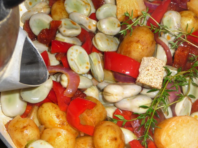 Spaanse wokschotel met tuinbonen