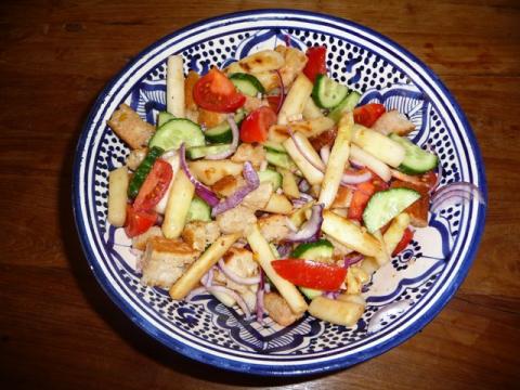 Panzanella met gegrilde asperges en tonijn