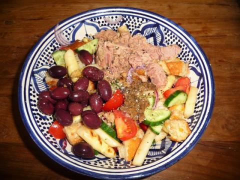 Panzanella met gegrilde asperges en tonijn