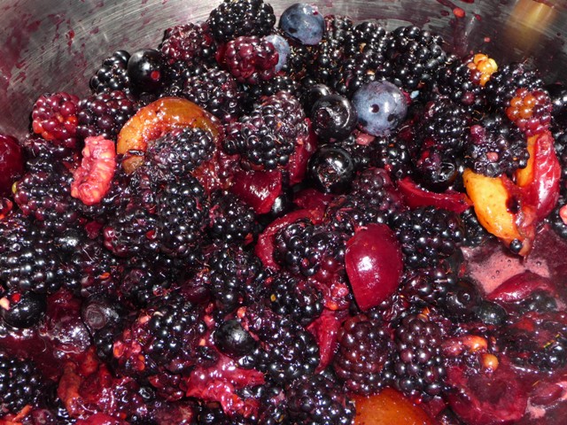 Jam van zomerfruit (braam, framboos, blauwe bes, kers, pruim)