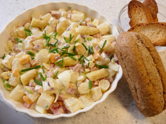 Asperge salade met ham en ei.